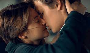 Hazel e Augustus se beijam
