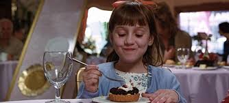 Matilda comendo um doce