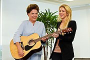 A ex-presidente do Brasil Dilma Rousseff, recebendo uma guitarra para o leilão de caridade de Shakira (2011)
