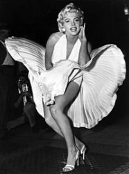 A famosa cena do vestido esvoaçante, no filme O Pecado Mora ao Lado (1954)