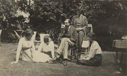 Alguns membros do Grupo de Bloomsbury - da esquerda para a direita: Lady Ottoline Morrell, Maria Nys (mais tarde Mrs. Aldous Huxley), Lytton Strachey, Duncan Grant e Vanessa Bell.