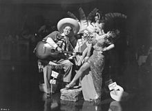 Andy Russell e Carmen Miranda em uma cena do filme Copacabana (1947).