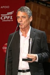 Chico Buarque recebe Prêmio BRAVO! de melhor livro em 2009.