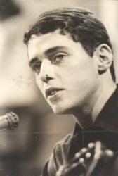 Chico Buarque se apresenta em 1970.