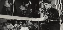 Chico Buarque se apresenta na TV Rio, em 1967.