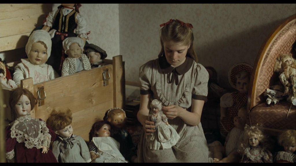 Gretel brincando com bonecas
