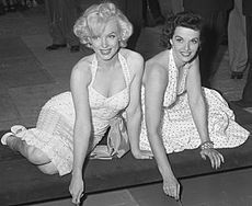 Marilyn com Jane Russell eternizando suas impressões no Grauman's Chinese Theatre, em 1953.
