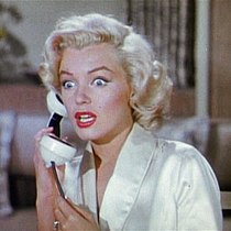Marilyn em Os Homens Preferem as Loiras (1953), um dos filmes que a retratam como uma "loira burra", ingênua e sexualmente atraente.