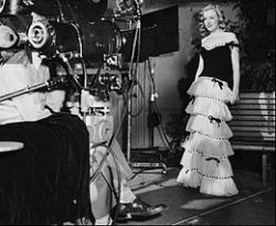 Marilyn em uma foto publicitária tirada quando ela havia assinado contrato com a 20th Century-Fox em 1947.