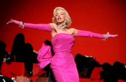 Marilyn interpretando a canção "Diamonds Are a Girl's Best Friend", no filme Os Homens Preferem as Loiras (1953).