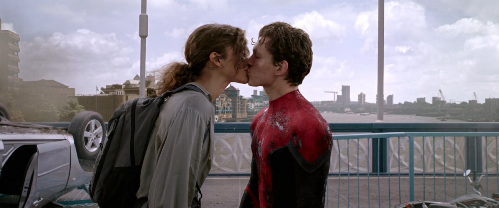 MJ e Peter Parker se beijando