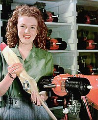 Monroe fotografada enquanto ela ainda trabalhava numa fábrica, no final de 1944.