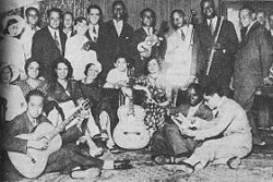 No estúdio da rádio Mayrink Veiga, 1932, o jovem Manuel de Nóbrega, aos 19 anos ( 2º em pé da esq. para dir.) Carmen e Aurora Miranda (sentadas) segurando a flauta Pixinguinha.