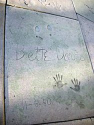 Pegadas e assinatura de Bette Davis na Calçada da Fama do Grauman's Chinese Theatre.