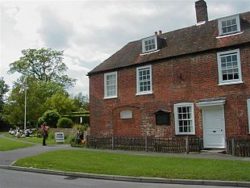 Residência da família Austen em Chawton, onde Jane passou os últimos oito anos de sua vida (hoje um museu). imagoi