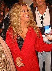 Shakira antes de entrar no palco para sua Tour of the Mongoose em 2003.