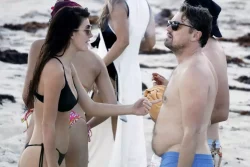 Com barriga saliente e cigarro na mão, Leonardo DiCaprio curte praia em St. Barths com Camila Morrone