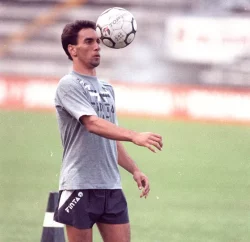 Edmundo, com 20 anos, brinca com a bola em treino do Vasco em 1992