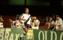 Edmundo comemora um de seus gols contra o Flamengo em 1997
