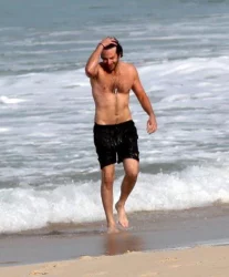 Em mais um dia de praia, Bradley Cooper arrasa sem camisa