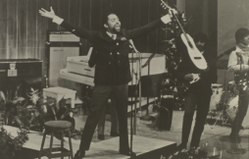 Gilberto Gil durante o histórico Festival de Música Popular Brasileira de 1967, defendendo com Os Mutantes a sua canção "Domingo no Parque", que ficou em segundo lugar.