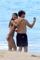Leonardo DiCaprio curte praia com namorada com direito a mão boba