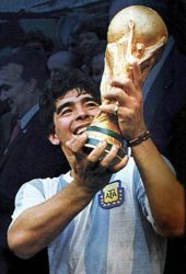 Maradona com o troféu da Copa do Mundo de 1986.