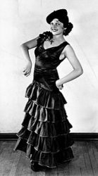 Aos 12 anos, Margarita (mais tarde Rita) dançava profissionalmente ao lado de seu pai, em "The Dancing Cansinos", 1931.