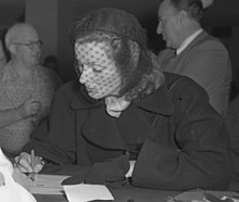 Garbo assinando os papéis de sua cidadania norte-americana em 1950