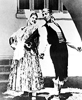 Margarita, aos 14 anos, com o pai e parceiro de dança, 1933.