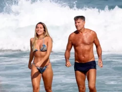 Renato Gaúcho e Carol Portaluppi curtem dia de praia no Rio de Janeiro