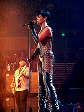 Rihanna se apresentando ao vivo durante a passagem da turnê Good Girl Gone Bad Tour por Brisbane, em 2008.