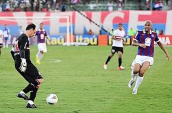 Rogério Ceni contra o Bahia, pelo Brasileirão 2012: habilidade com os pés