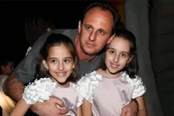 Rogério com as filhas gêmeas Clara e Beatriz 