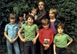 Truffaut e algumas das centenas de crianças que participam de “A Idade da Inocência”
