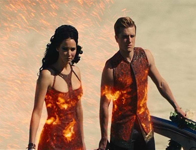 Katniss e Peeta na apresentação dos distritos