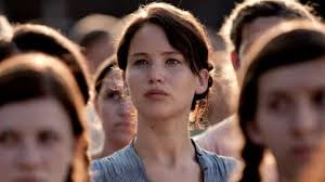 Katniss no meio da multidao
