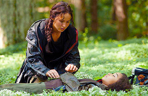 Katniss velando Rue