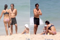 Walter Salles pega um bronze na praia com a família