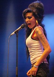 Amy Winehouse a apresentar-se no festival de Rock Eurockéennes de Belfort.