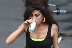 Amy Winehouse bebe cerveja durante apresentação no Virgin Festival. A cantora inglesa tinha problemas com bebidas alcóolicas Scott