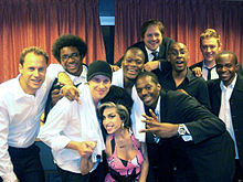 Amy Winehouse com os seus músicos, os The Dap-Kings, em 2009 imagoi