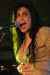 Amy Winehouse em atuação ao vivo em 2004, no North Sea Jazz Festival, Haia