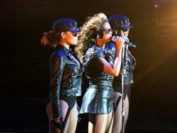 Beyoncé cantando a música "If I Were a Boy" na cidade do Rio de Janeiro, Brasil.