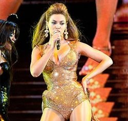 Beyoncé se apresentando durante a I Am... World Tour.
