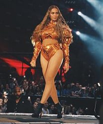 Beyoncé se apresentando durante a The Formation World Tour em 2016. A turnê arrecadou US$ 256 milhões em 49 shows esgotados.