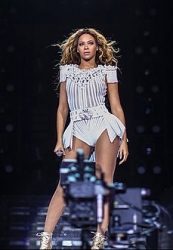 Beyoncé se apresentando durante a The Mrs. Carter Show World Tour em 2013. A turnê é uma das turnês de maior bilheteria da década.