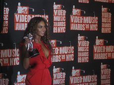 Beyoncé segurando um dos três prêmios que ganhou no MTV Video Music Awards de 2009.