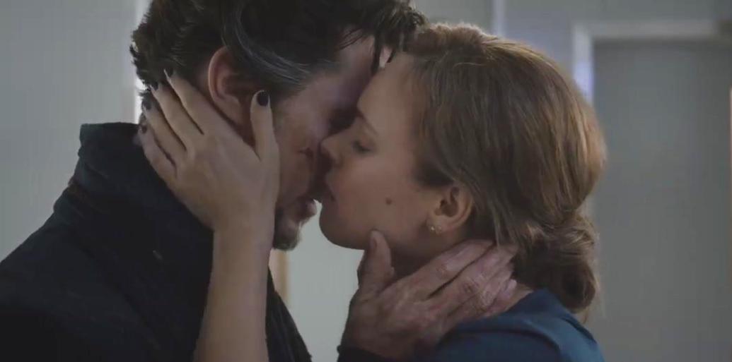 Doutor Estranho e Christine Palmer se beijando