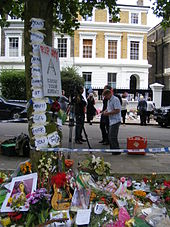 Equipes de filmagem, fotógrafos e tributos prestados por admiradores da cantora em frente à sua residência em Camden Town